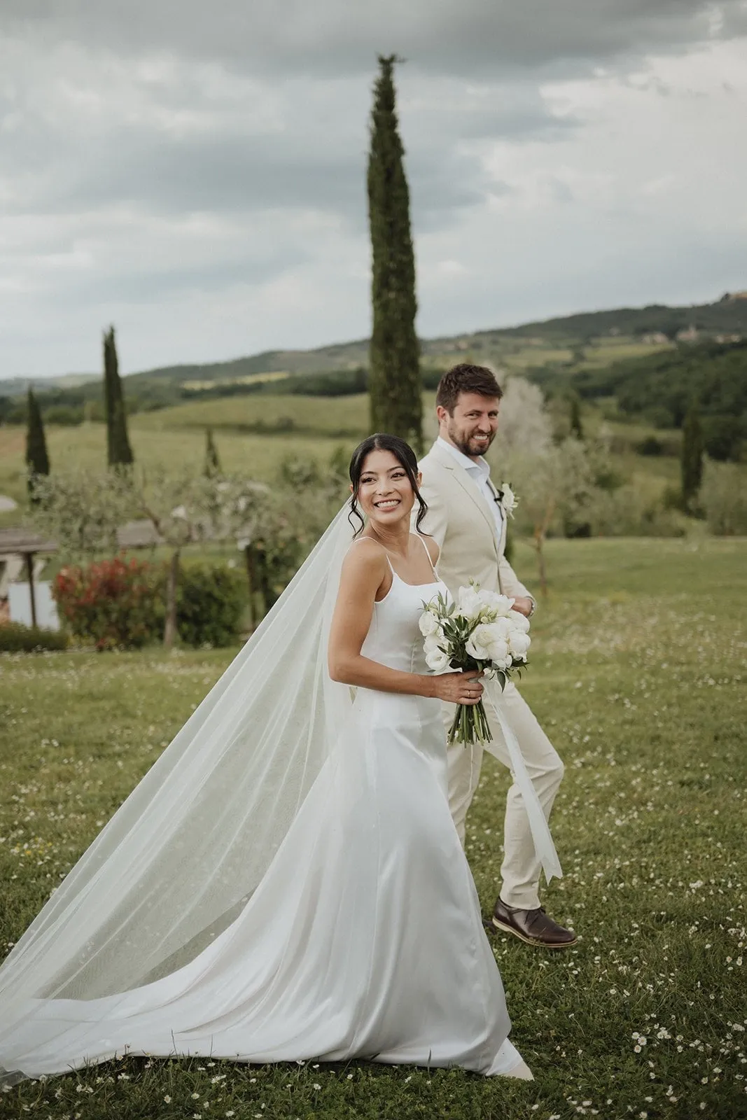 Casal em um elopement entre ciprestes na Toscana