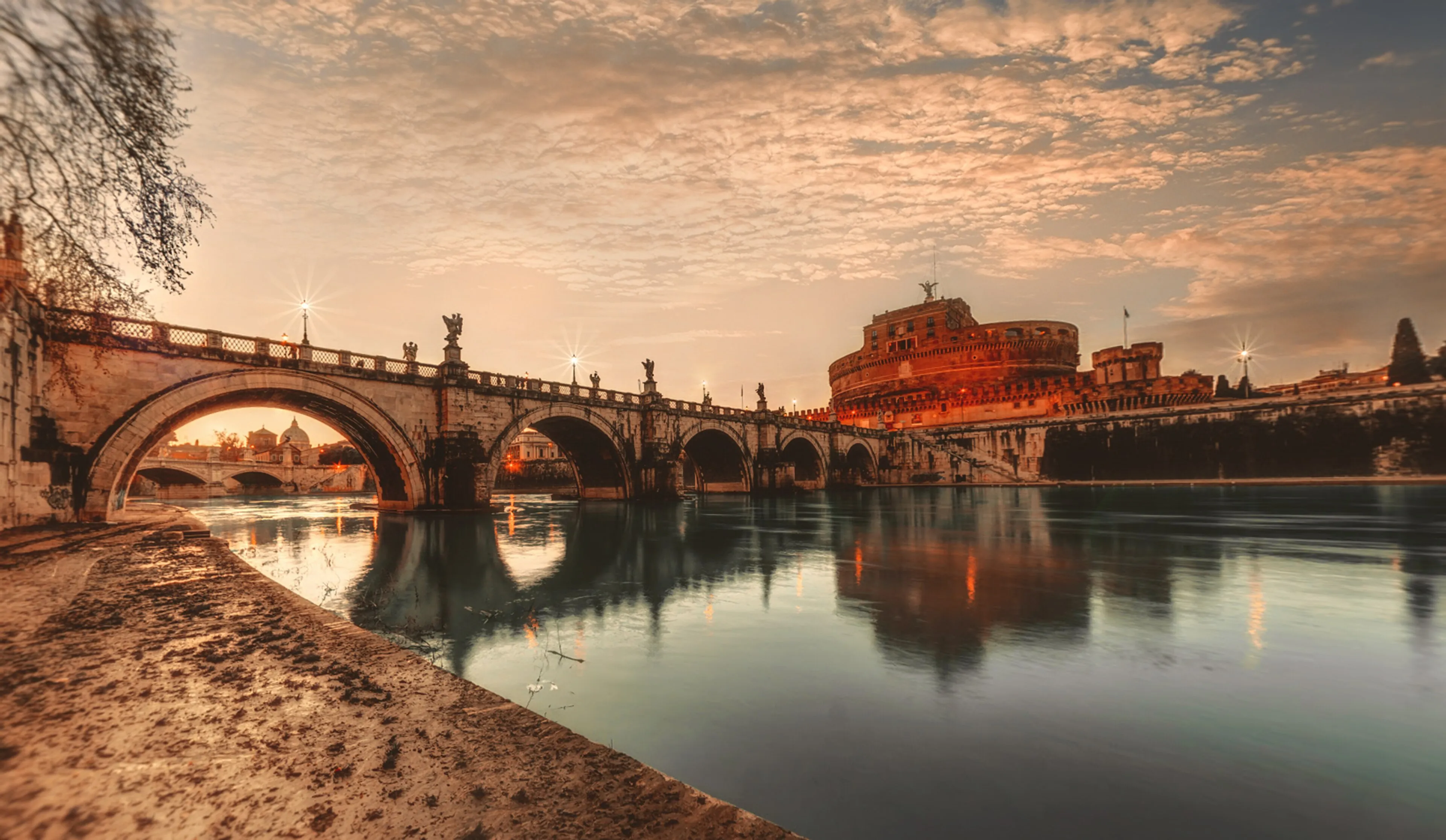 Castel Sant'Angelo e a ponte sobre o Tibre ao entardecer, em Roma