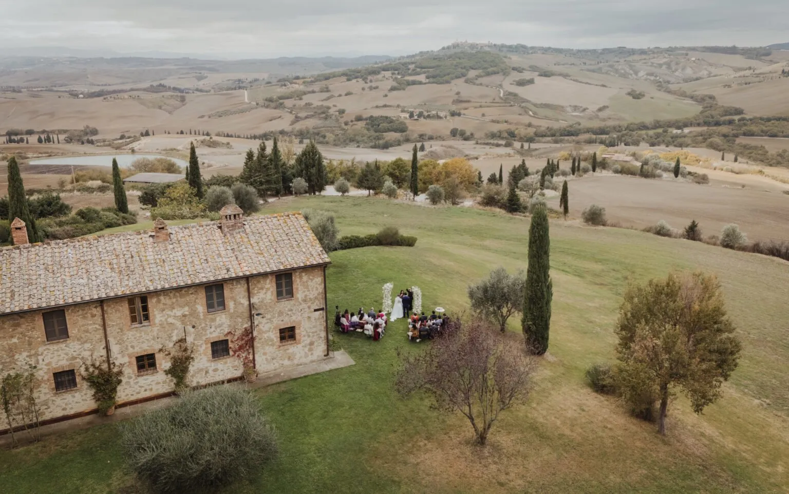 Vista aérea de uma cerimônia em uma villa na Toscana